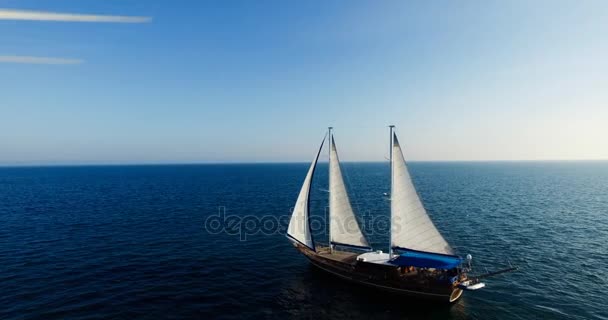 Luchtfoto van het Palinuro Zeilschip op zee - Video