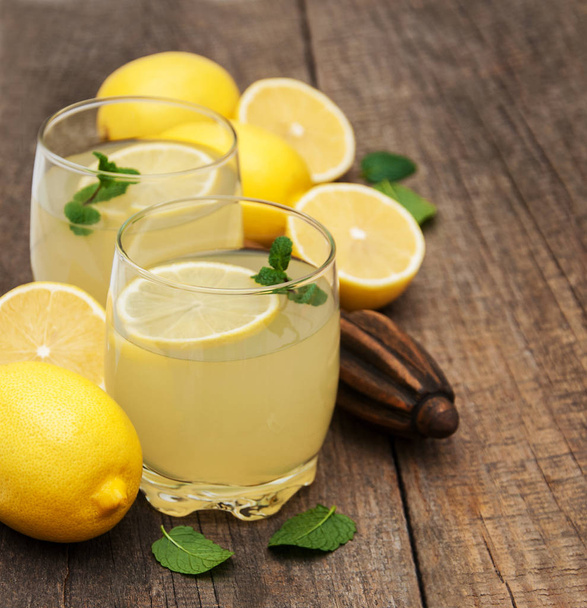 Vasos de jugo de limón
 - Foto, imagen