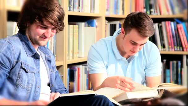 Estudantes caucasianos estudam livro didático na universidade
 - Filmagem, Vídeo