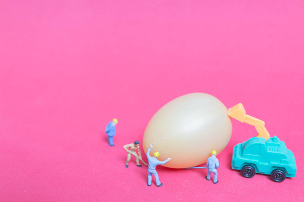 Miniatuur mensen werken bij de Easter-eggs voor Pasen - Foto, afbeelding