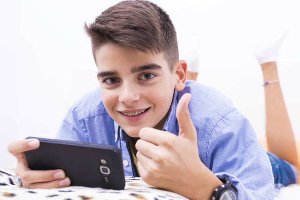 мальчик-подросток со смартфоном
 - Фото, изображение