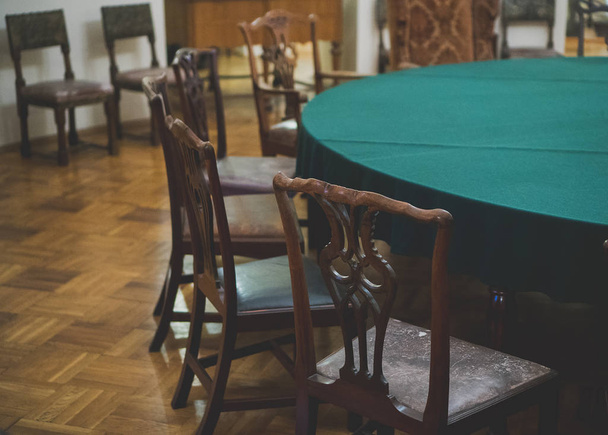 Asztal székekkel, az Orosz Birodalom idején. - Fotó, kép