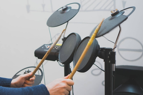 Man spelen op elektronische drums. - Foto, afbeelding