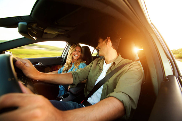 Primer plano retrato de hermosa pareja riendo en coche en viaje por carretera
 - Foto, Imagen