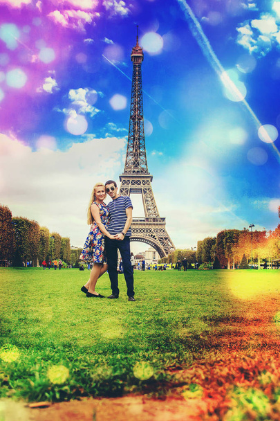 Amantes cerca de la Torre Eiffel. Enfoque selectivo
. - Foto, Imagen