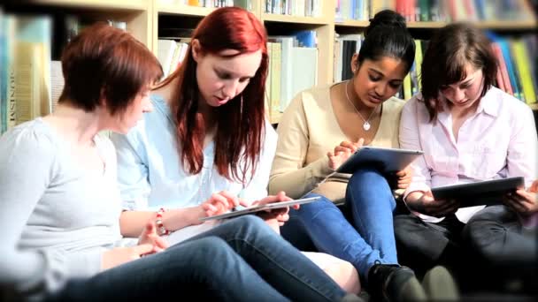 Estudiantes multiétnicos usando la red universitaria en la tableta
 - Imágenes, Vídeo