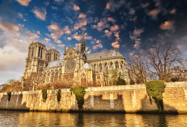 Párizs. gyönyörű kilátás nyílik a notre dame-katedrális - Fotó, kép