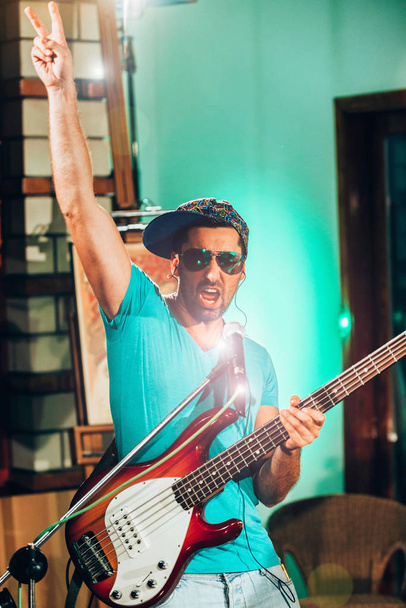 Rock musiikki kitaristi osoittaa voiton merkki
  - Valokuva, kuva