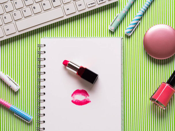 Κοριτσίστικο flatlay με το πληκτρολόγιο, το σημειωματάριο και το μακιγιάζ - Φωτογραφία, εικόνα