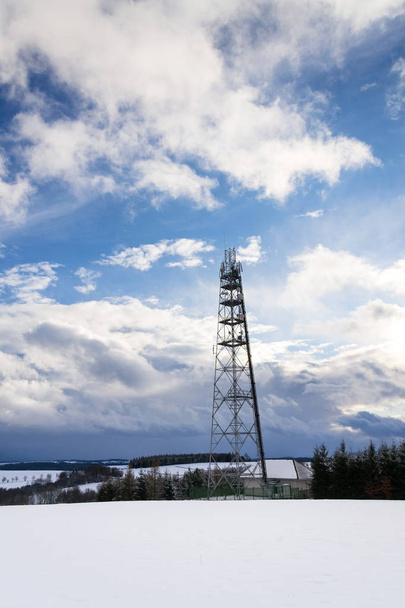 Χειμώνα χιονισμένο χώρα με δέσμη των πομπών και κεραιών στον πύργο τηλεπικοινωνιών, ασύρματη επικοινωνία έννοια αντίγραφο χώρου - Φωτογραφία, εικόνα