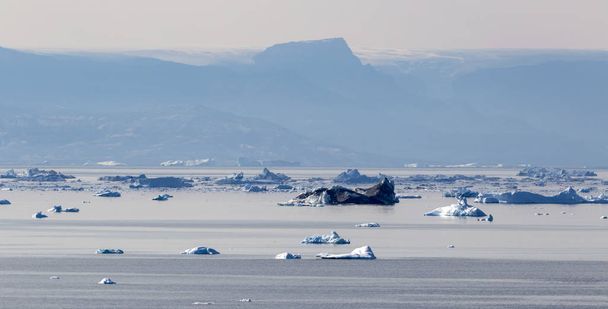 Regiões polares da Terra. Icebergs de várias formas e tamanhos. Mudanças climáticas e crescimento da temperatura média anual no planeta. Redução da área de gelo polar e descongelamento catastrófico
. - Foto, Imagem