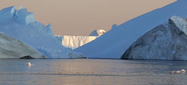 Sarkvidékek föld. Jéghegyek a különböző formák és méretek. Éghajlati változások és a növekedés az átlagos éves hőmérséklet a bolygón. A polar ices és katasztrofális kiolvasztás csökkentése. - Fotó, kép