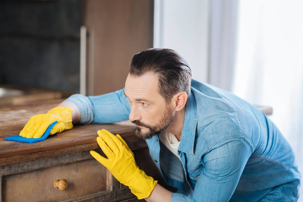 Concentrated male cleaner using cleaning cloth - 写真・画像