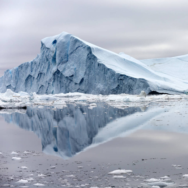 地球の極地。様々 な形や大きさの氷山。気候変動や地球上の平均年次温度の成長。極地の氷と壊滅的な融解の面積の削減. - 写真・画像