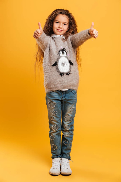 Happy little girl child showing thumbs up. - Fotoğraf, Görsel