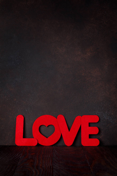 Открытки на день святого Валентина с любовным словом на доске
 - Фото, изображение