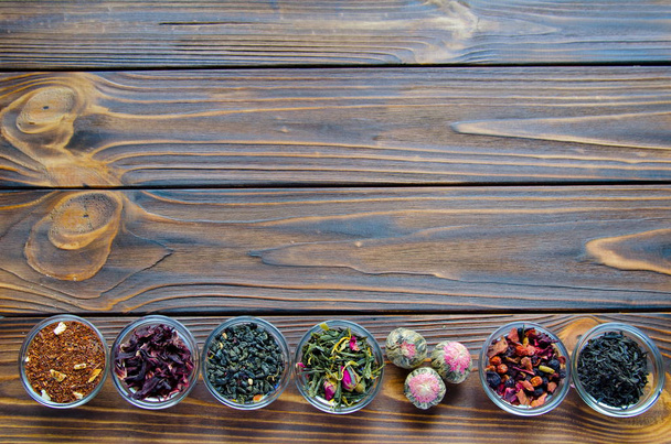 Válogatott teákat, természetes fából készült háttér átlátszó kis tálak - Fotó, kép