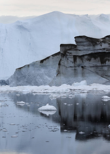 Polarregionen der Erde. Eisberge in verschiedenen Formen und Größen. Klimaveränderungen und Anstieg der durchschnittlichen jährlichen Temperatur auf dem Planeten. Verringerung der Polareisfläche und katastrophales Tauwetter. - Foto, Bild