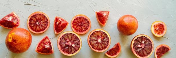 Punaisen sisilialaisen veren (verisen) appelsiinien lähikuva - leikattu ja viipaloitu
, - Valokuva, kuva