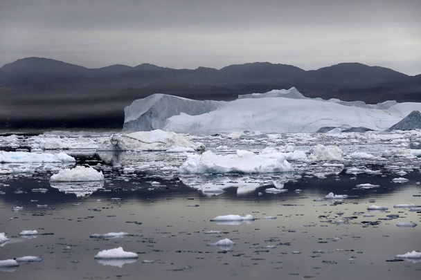 Regiones polares de la Tierra. Icebergs de varias formas y tamaños. Cambios climáticos y crecimiento de la temperatura media anual en el planeta. Reducción del área de hielos polares y descongelación catastrófica
. - Foto, Imagen