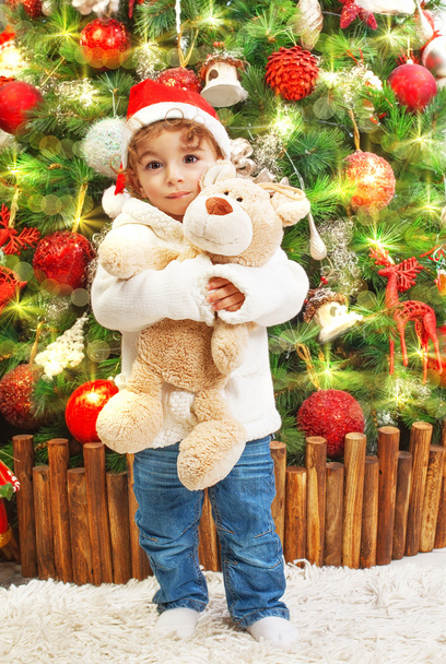 Little boy with teddy bear - Foto, afbeelding