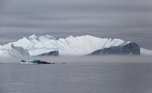 Regiões polares da Terra. Icebergs de várias formas e tamanhos. Mudanças climáticas e crescimento da temperatura média anual no planeta. Redução da área de gelo polar e descongelamento catastrófico
. - Foto, Imagem