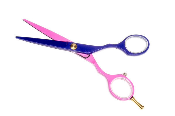 professionelle farbige Haarschnitt-Schere isoliert auf weißem Hintergrund, blau und rosa - Foto, Bild