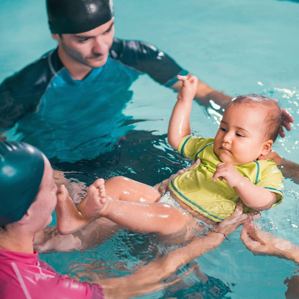 baba fiú és úszás oktatók, fedett úszómedence - Fotó, kép