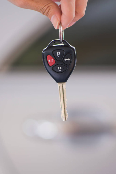 mano de mujer sosteniendo las llaves modernas del coche listo para el alquiler - Concepto
  - Foto, Imagen