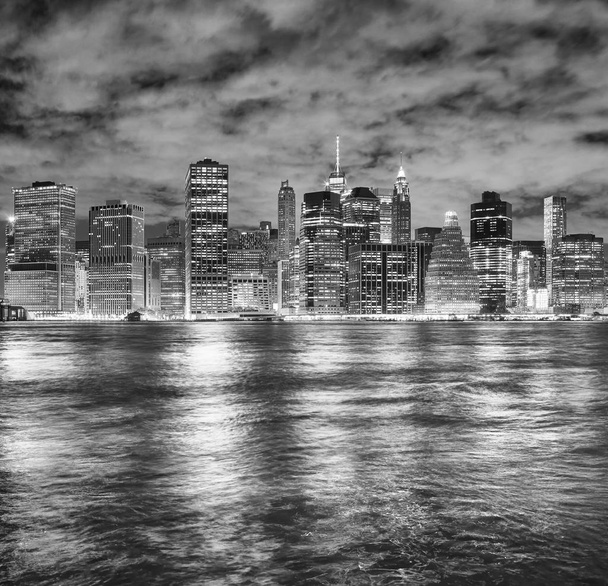 Νέα Υόρκη ορίζοντα τη νύχτα, ΗΠΑ - Φωτογραφία, εικόνα