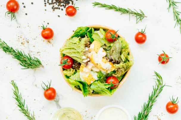 Temiz ve sağlıklı gıda tarzı ahşap kase Sezar salatası ile - Fotoğraf, Görsel
