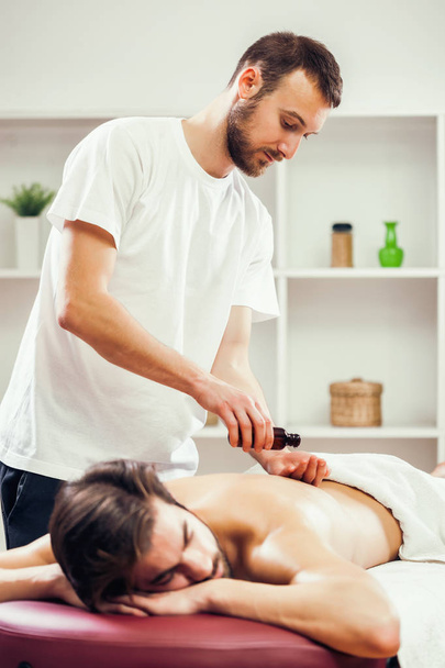 Jovem está desfrutando de massagem no tratamento de spa
.  - Foto, Imagem
