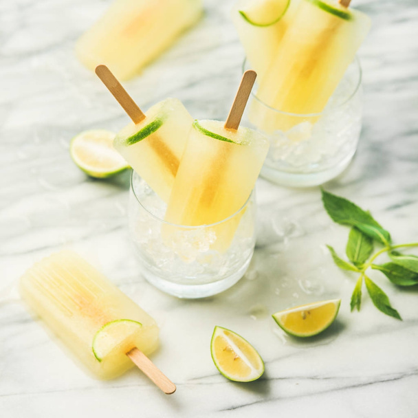 Summer refreshing lemonade popsicles  - Foto, afbeelding