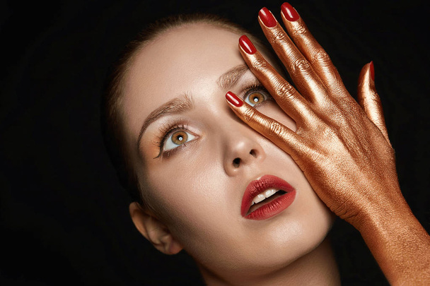 young woman with golden hands - Foto, Bild