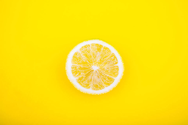 rodaja de limón fresco sobre fondo amarillo - Foto, Imagen