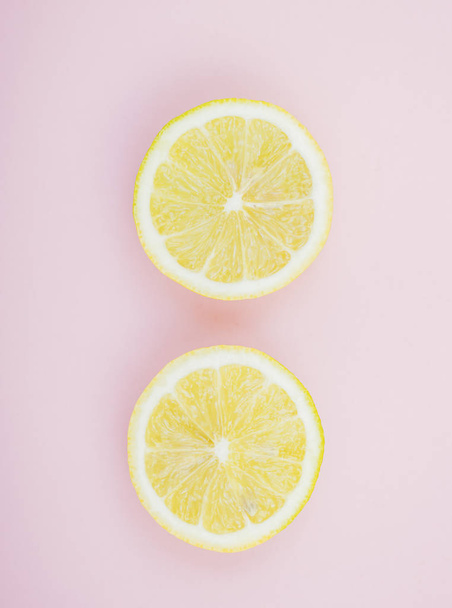 лимонні скибочки на рожевому фоні з місцем для вашого тексту - Фото, зображення