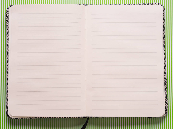 Cuaderno abierto con páginas en blanco
 - Foto, imagen