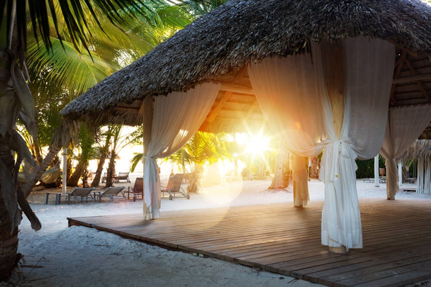 Arte Hermoso amanecer sobre la playa tropical
 - Foto, imagen