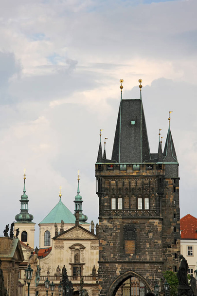 Torens van de oude stad van Praag, bekijken van Charles bridge - Foto, afbeelding