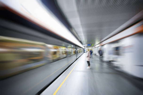 offuscamento della stazione ferroviaria con effetto motion blur, concetto di viaggio e trasporto. - Foto, immagini