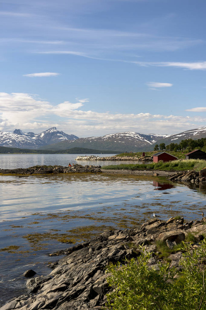 Panorama na plaży w miejscowości Tromso na Lofotach w Norwegii - Zdjęcie, obraz