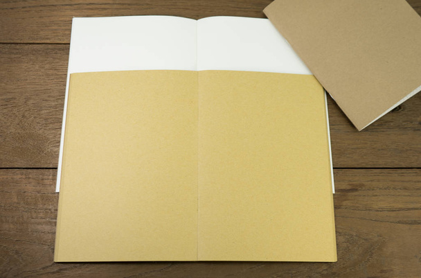 Caderno em branco ou caderno em branco na mesa de madeira
.   - Foto, Imagem