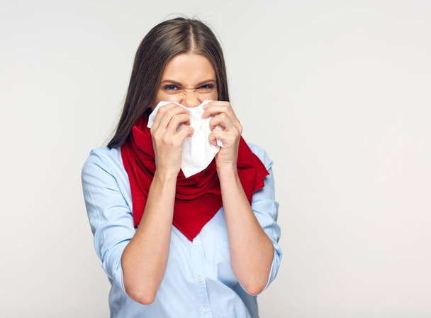 хвора жінка грипу з червоним шарфом на шиї з використанням паперової тканини
  - Фото, зображення
