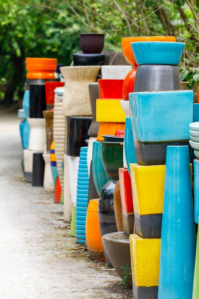 Un sacco di vasi in ceramica in diversi colori fatti a mano parti
 - Foto, immagini