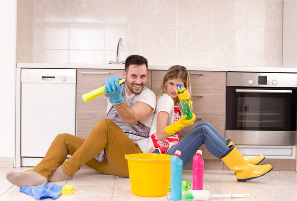 Мужчина и женщина счастливы закончить работу по дому
 - Фото, изображение