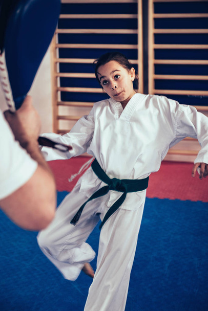 Dívka na Tae kwon do tréninku s trenérem - Fotografie, Obrázek