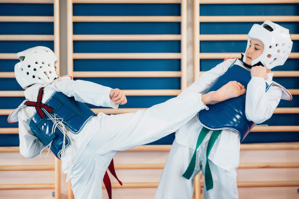Dvě děti, šetřící na tae kwon do - Fotografie, Obrázek