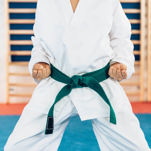 Nahaufnahme eines Jungen in tae kwon do Haltung - Foto, Bild
