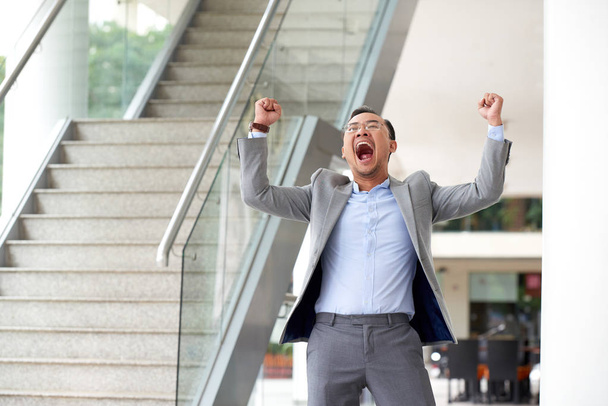 Feliz empresario emocionado gritando después de un trabajo exitoso
 - Foto, Imagen