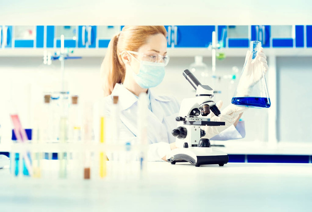 Female researcher conducting chemical experiment - Foto, immagini